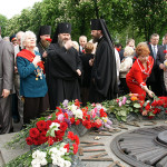 Архиепископ Павел возложил цветы к могиле Неизвестного солдата