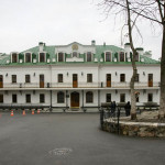 Фасад гостиницы «Лаврская» украсила икона святителя Николая Чудотворца