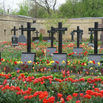 Митрополит Павел совершил панихиду на старинном лаврском кладбище