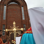 Наместник Лавры совершил освящение накупольного креста храма при Киевской областной больнице
