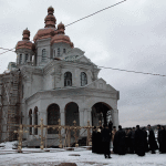 На новом монастырском кладбище освятили кресты для строящегося храма