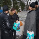 С подарками у жителей села поблизости от Чернобыльской зоны насельники Лавры побывали