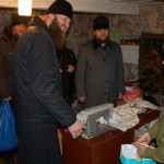 С подарками у жителей села поблизости от Чернобыльской зоны насельники Лавры побывали