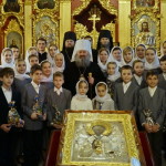 С праздником Свт. Николая детский хор поздравил митрополит Павел