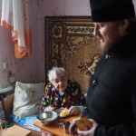 Самотніх людей похилого віку в с. Грузьке відвідали братія соціального відділу Лаври