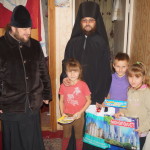 Братия Лавры вручили семьям с детьми подарки