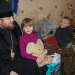 Многодетные семьи, пенсионеры, проживающие в Киевской области, получили помощь от братии соцотдела