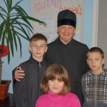 Насельники Лавры поздравили с Пасхой детей из реабилитационного центра в с. Копылов