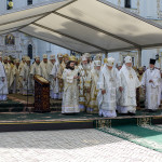 На площади перед Успенским собором совершено торжественное богослужение