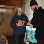 Накануне дня Св. Николая братия соцотдела вручили детям подарки
