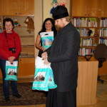 Детей в киевской библиотеке поздравили с праздниками братия соцотдела