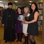 Детей в киевской библиотеке поздравили с праздниками братия соцотдела