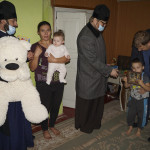 Многодетные семьи получили помощь от соцотдела Лавры