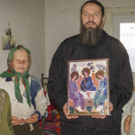 Священнослужители Лавры помогли пожилым людям и инвалидам
