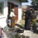 Священнослужители Лавры помогли пожилым людям и инвалидам