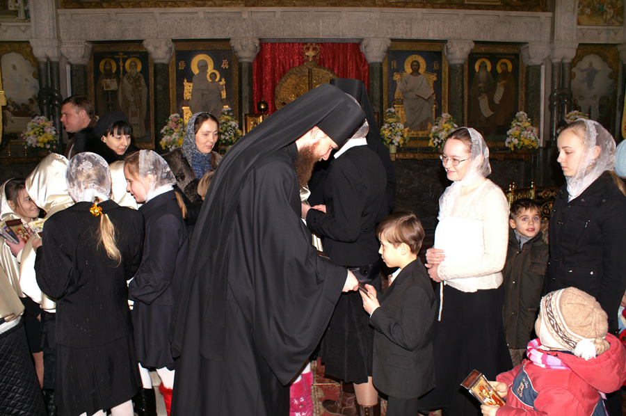 В лаврском храме детскими устами возносились молитвы к святителю Николаю