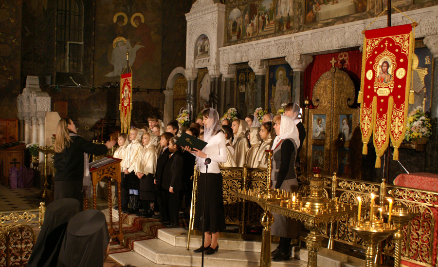 В лаврском храме детскими устами возносились молитвы к святителю Николаю