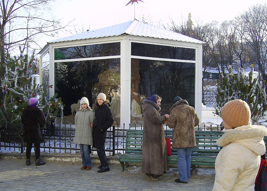 Скульптурная композиция рождественского вертепа в Киево-Печерской Лавре