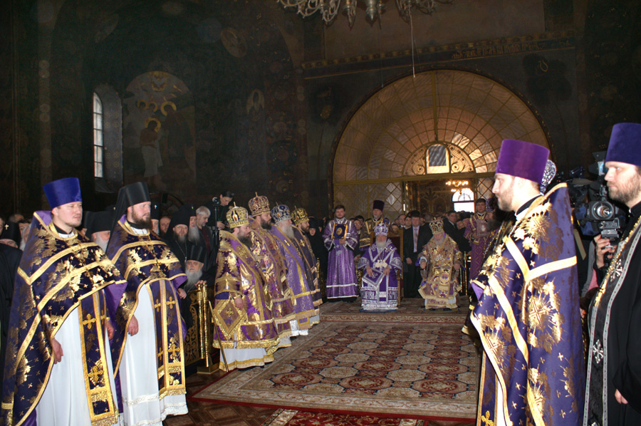 Святейший Патриарх Кирилл возглавил богослужение в Трапезном храме и благословил Президента Украины