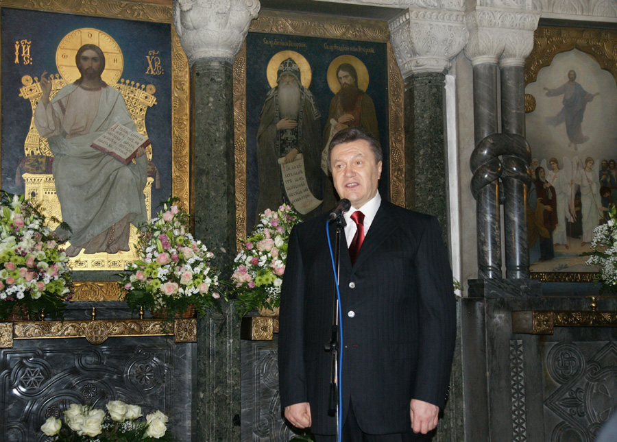 Святейший Патриарх Кирилл возглавил богослужение в Трапезном храме и благословил Президента Украины