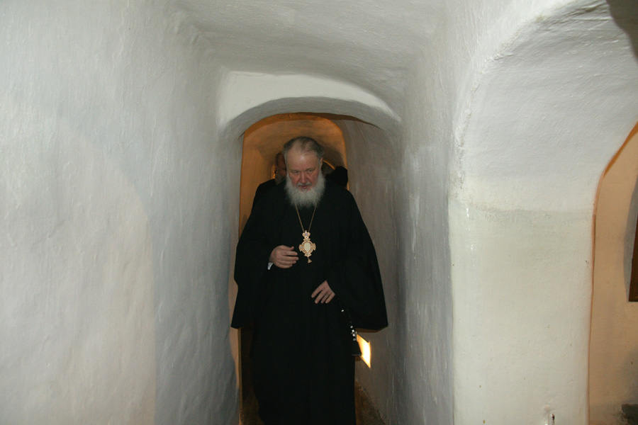 Святейший Патриарх Кирилл поклонился мощам преподобных отцев Печерских