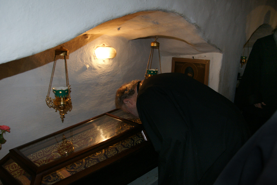 Святейший Патриарх Кирилл поклонился мощам преподобных отцев Печерских